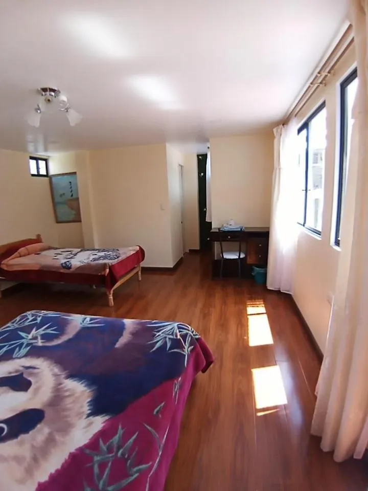 Konukevi Hostal Atlantis Quito